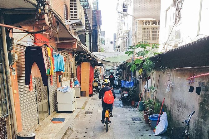 4-Hour Morning Cycling City Tour (incl. breakfast) - Longshan Temple offers the most atmospheric stop