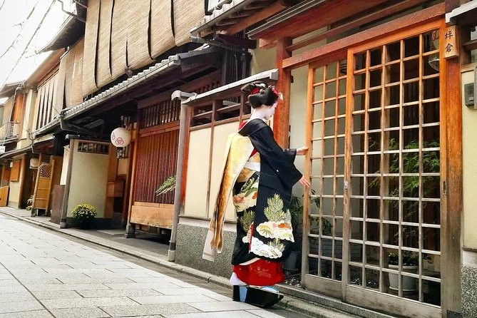 5 Top Highlights of Kyoto Full Day Bike Tour (E-bike option) - Gion brings old Kyoto into the middle of the day