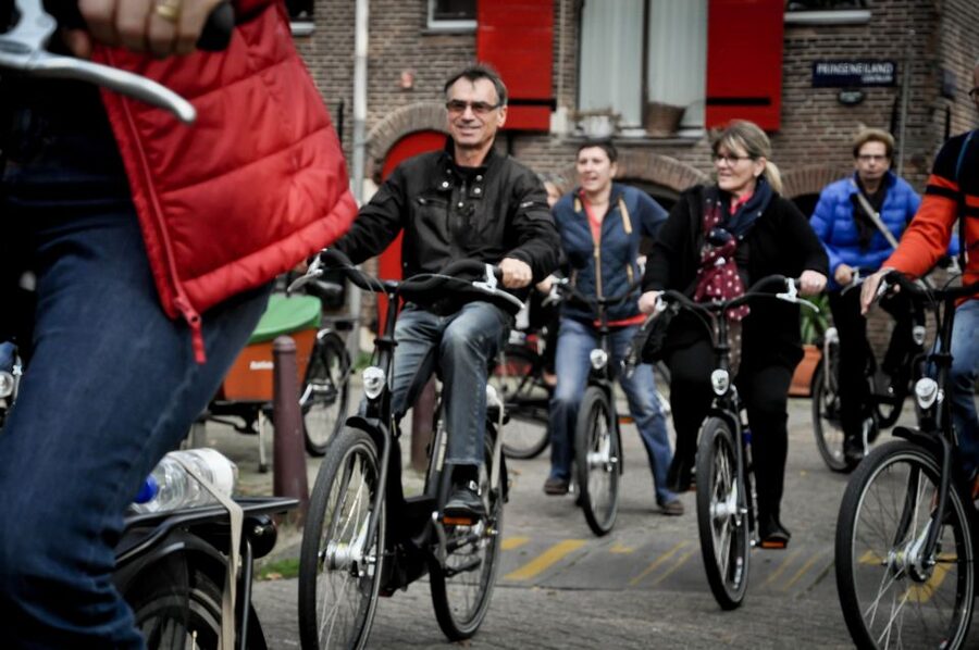 Amsterdam: Guided City Bike Tour in French - Key points to know before booking