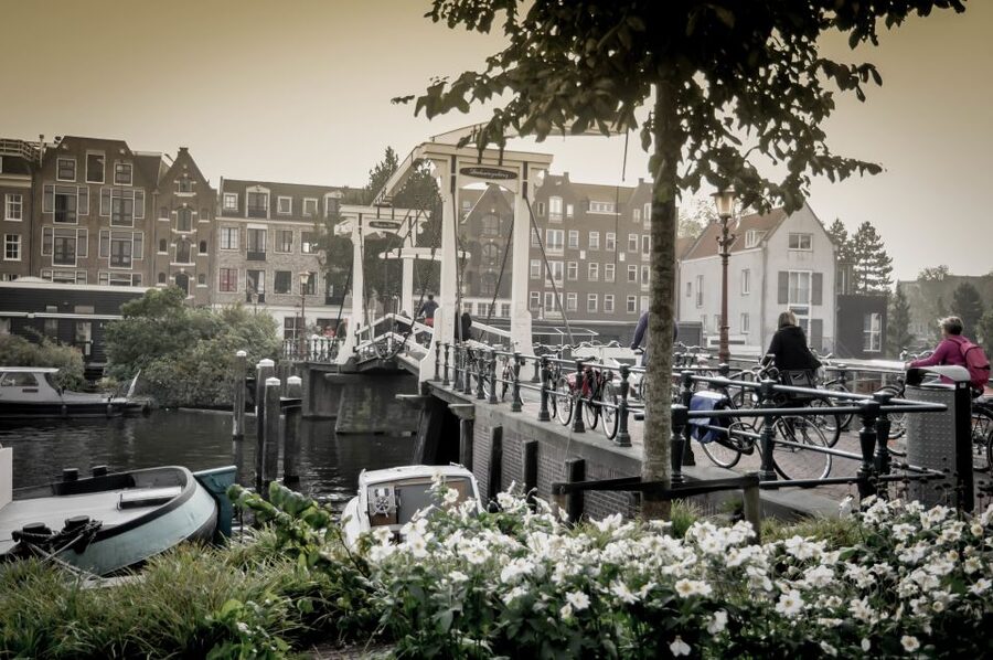 Amsterdam: Guided City Bike Tour in French - Why a bicycle is the right way to see Amsterdam