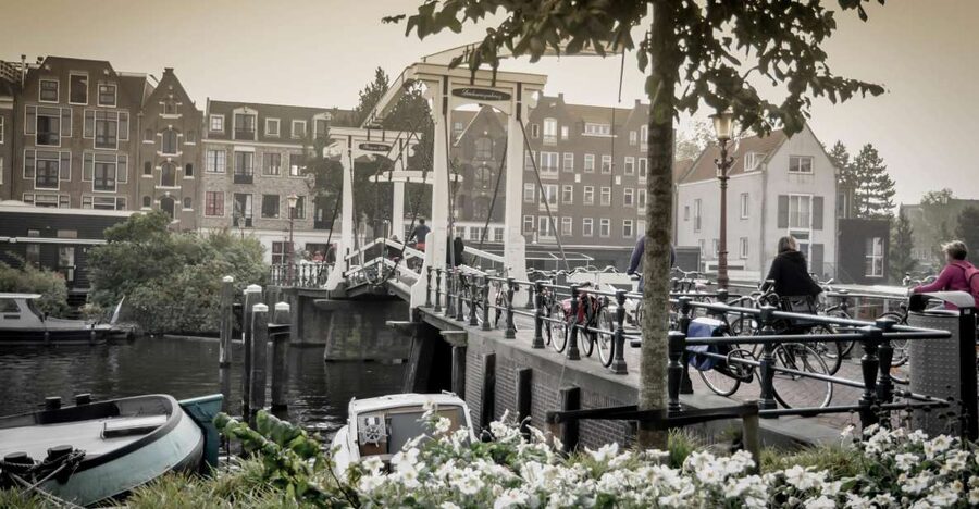 Amsterdam: Guided City Bike Tour in French - Canal houses and the Nine Streets