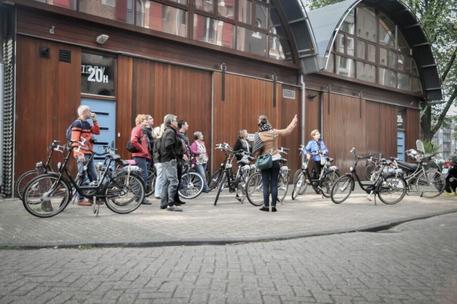 Amsterdam: Guided City Bike Tour in French - Vondelpark: a greener change of pace