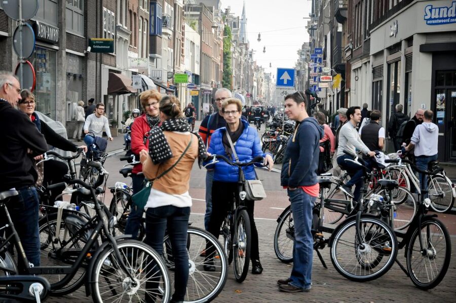 Amsterdam: Guided City Bike Tour in French - What the guide adds to the experience