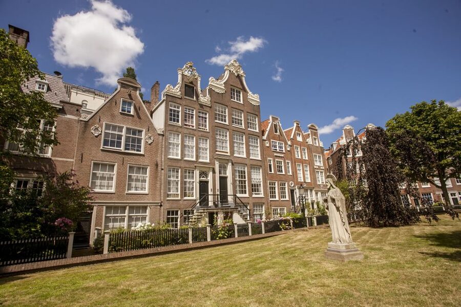 Amsterdam: Hidden Gems & Highlights Guided Bike Tour - The guides make the biggest difference