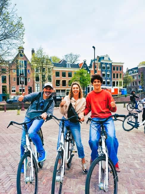 Amsterdam: Off the Beaten Path Bike Tour in French - Entrepotdok and Plantage, 25 minutes of quieter Amsterdam