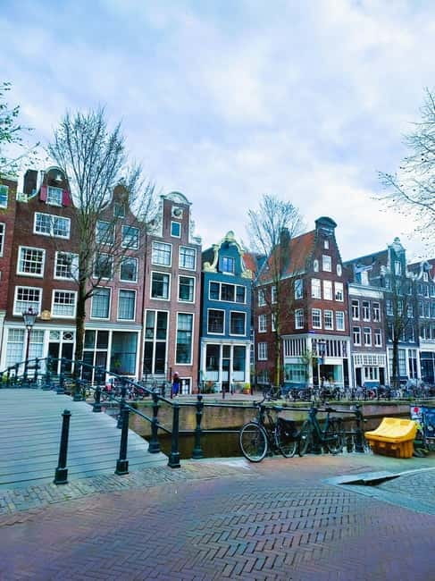 Amsterdam: Off the Beaten Path Bike Tour in French - The National Holocaust Names Monument and wartime Amsterdam