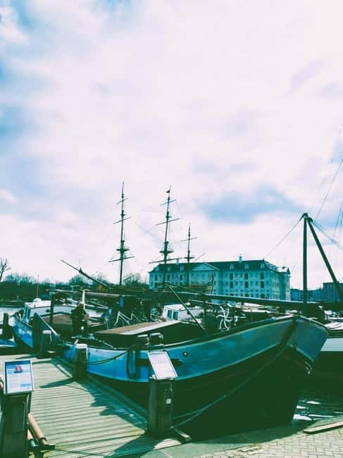Amsterdam: Off the Beaten Path Bike Tour in French - Reguliersgracht and the final return