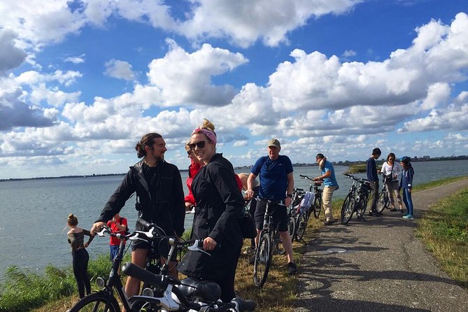 Amsterdam's Countryside Half-Day Bike Tour in Small Group - Holysloot and the famous apple pie break