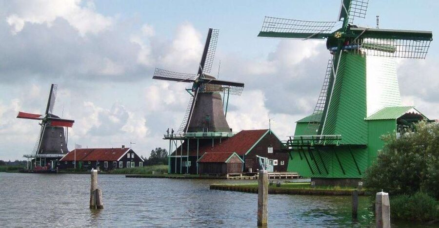 Amsterdam: Zaanse Schans Windmills Bike Tour with Guide - Arriving at the windmill village