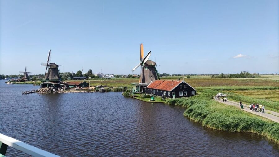 Amsterdam: Zaanse Schans Windmills Bike Tour with Guide - Why the bicycle is the right way to see Zaanse Schans