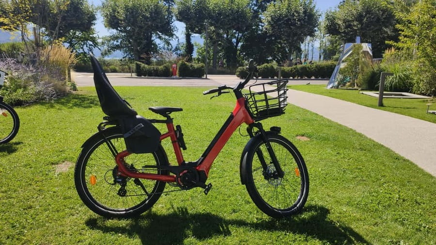 Annecy-le-Vieux, France: Electric and Classic Bike Rentals - Picking up your bike at the Rivage Hôtel & Spa