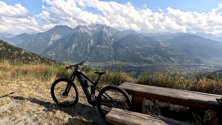 Aosta: E-bike full suspension day rental - What the four-hour outing feels like