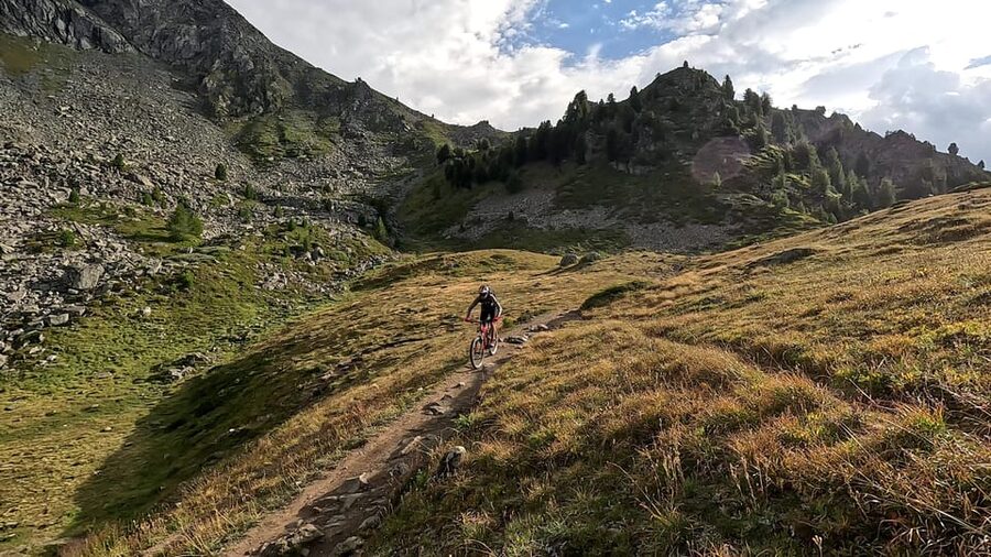 Aosta: E-bike full suspension day rental - The best choice for families and beginners