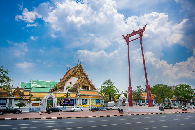 Bangkok: Backstreets and Temple Historic Bike Tour - Khaosan Road, then quickly away from the crowds
