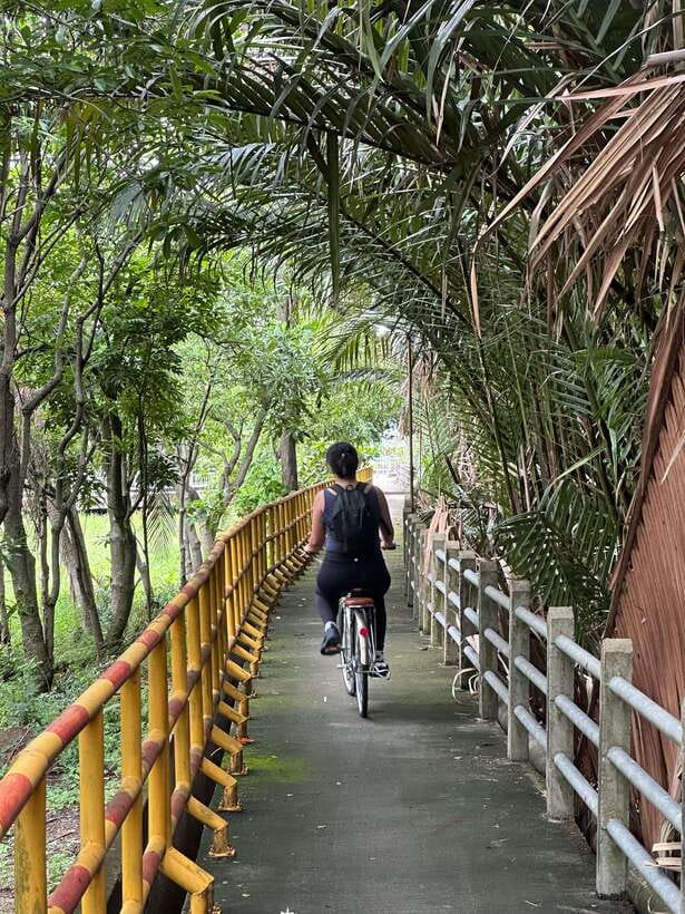 Bangkok: Bang Kachao Green Lung Bike Tour - Café drinks, snacks, and the weekend market