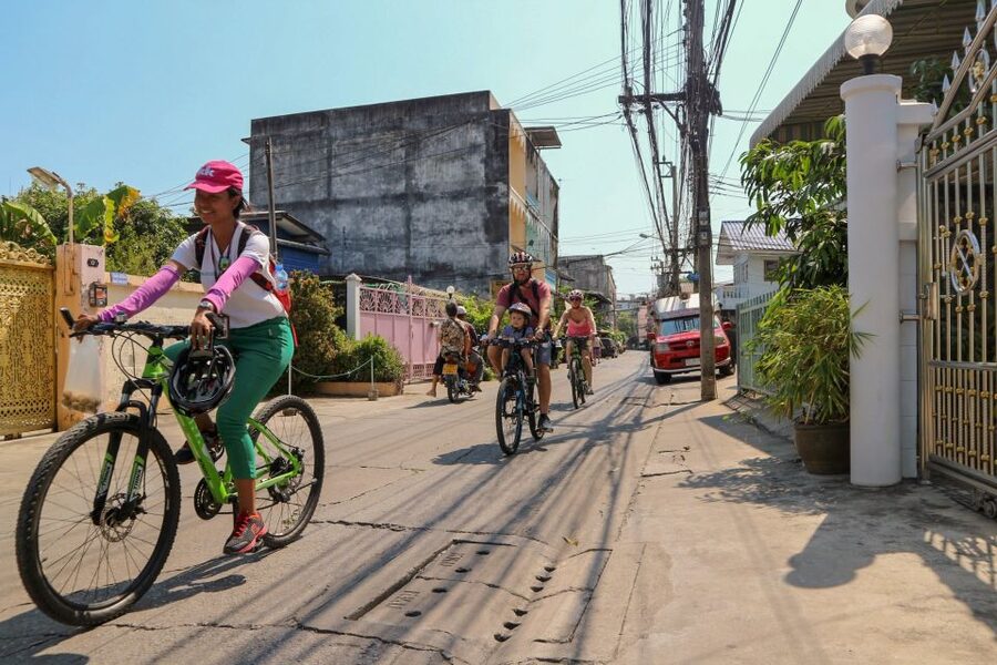 Bangkok: Bike and Canal Boat Tour with Lunch - Wat Paknam Phasi Charoen and the giant Buddha