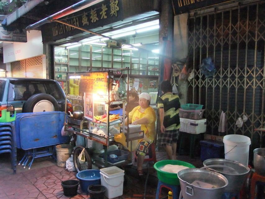 Bangkok by Night Cycling Tour with Street-food Meal - Street food that keeps the evening local