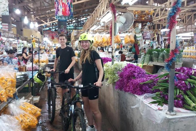 Bangkok City Bike Tour - Hotel-pickup & Lunch - Crossing the Chao Phraya by local ferry