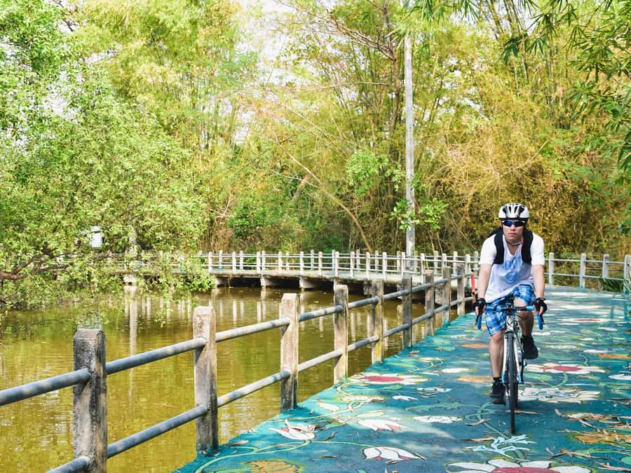Bangkok: Khlong Toei Market & Bang Krachao Island Bike Tour - A tuk-tuk ride and a short river crossing