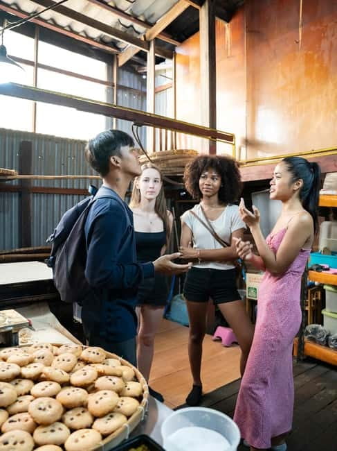 Bangkok: Must-Try Hidden Bike & Food Experience - Wat Kalayanamitr and the cultural pause