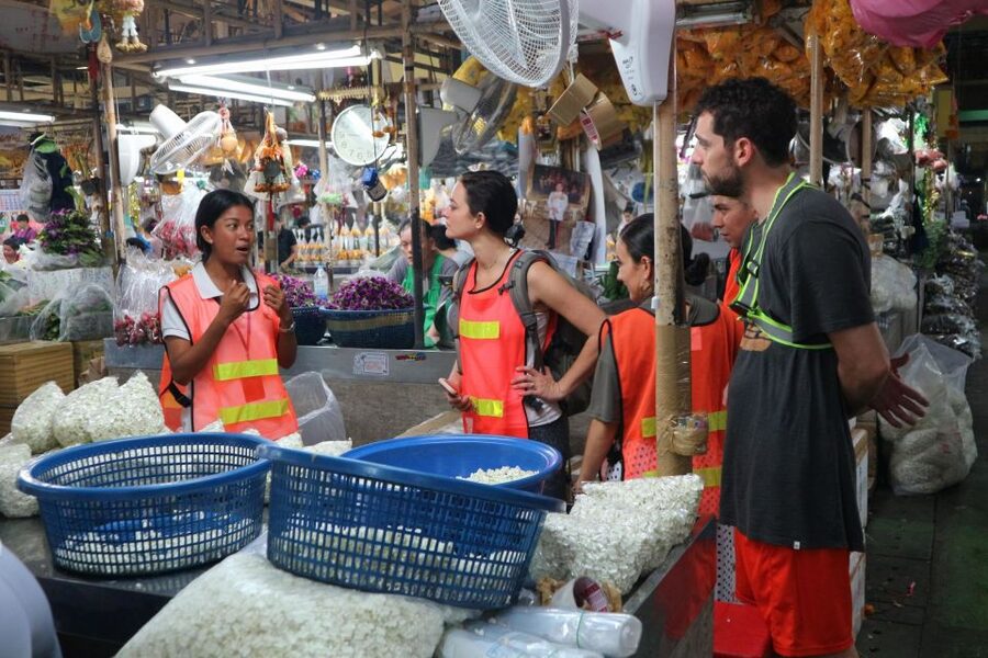 Bangkok: Night Bike Ride and Dinner at a Local Restaurant - Wat Suthat and Wat Prayurawongsawat