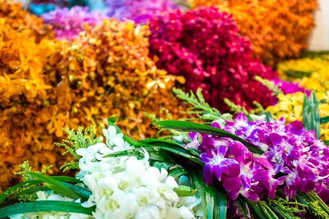 Bangkok: Night Bike Tour with Temples & Flower Market Visit - Pak Khlong Talat: The Best Stop for Local Color