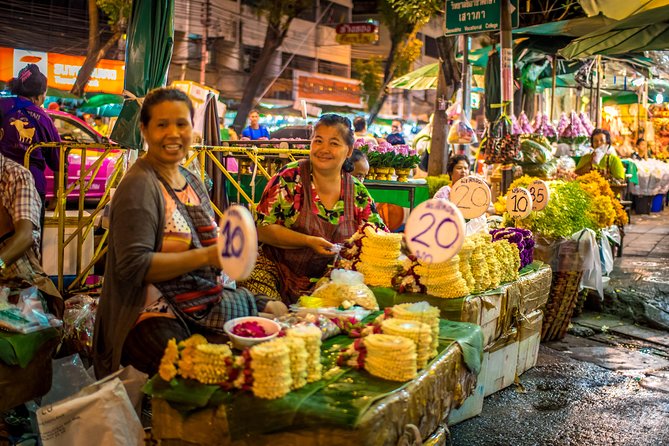 Bangkok: Night Bike Tour with Temples & Flower Market Visit - Finishing at the Giant Swing