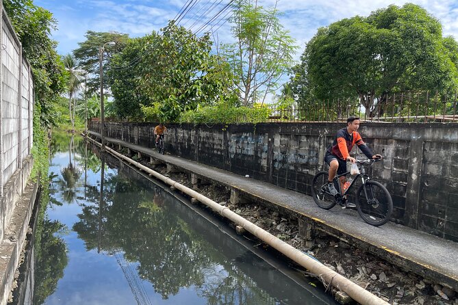 Bangkok Tour by Boat and Bike - Phrapadaeng Market and local food stops