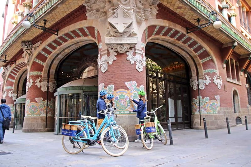 Barcelona: 1.5-Hour Sightseeing Tour by Bike/Electric Bike - El Born Market and Santa María del Mar