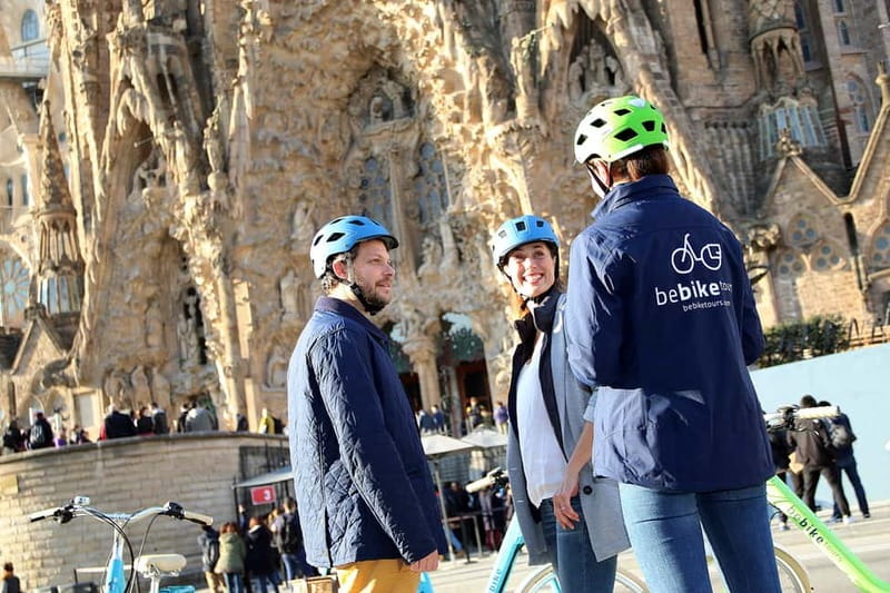 Barcelona: 1.5-Hour Sightseeing Tour by Bike/Electric Bike - Plaça Reial and the Gaudí street lamps