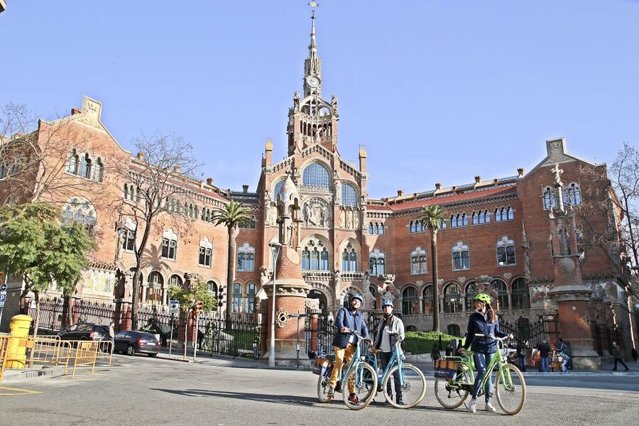 Barcelona: 2.5-Hour Bike or E-Bike Historical Tour - Ciutadella Park and the old Born quarter