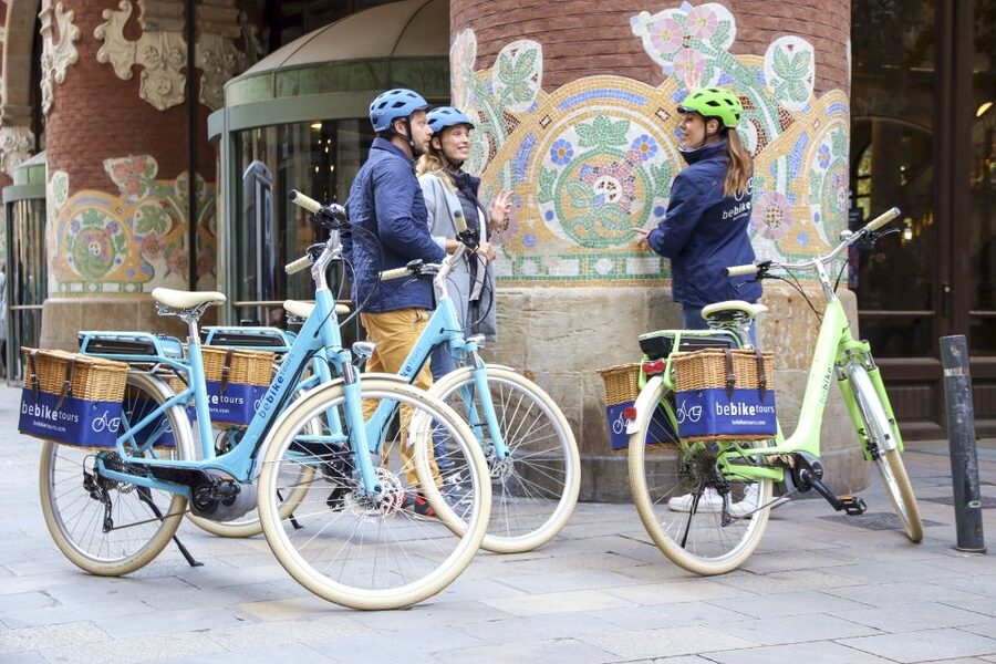 Barcelona: 2.5-Hour Bike or E-Bike Historical Tour - Gaudí’s grand boulevard: Casa Batlló and La Pedrera