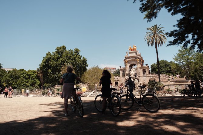 Barcelona 3-hour Bike or E-Bike Tour: Highlights and Hidden Gems - Starting in Plaça Reial and entering the old city