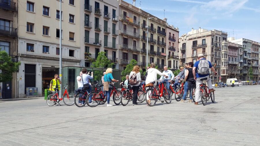 Barcelona: 3-Hour Bike Tour with Spanish Tapas - Quiet squares and the Barri Gotic