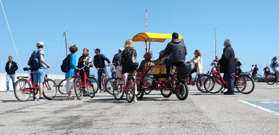 Barcelona: 3-Hour Bike Tour with Spanish Tapas - Parc de la Ciutadella gives the ride room to breathe