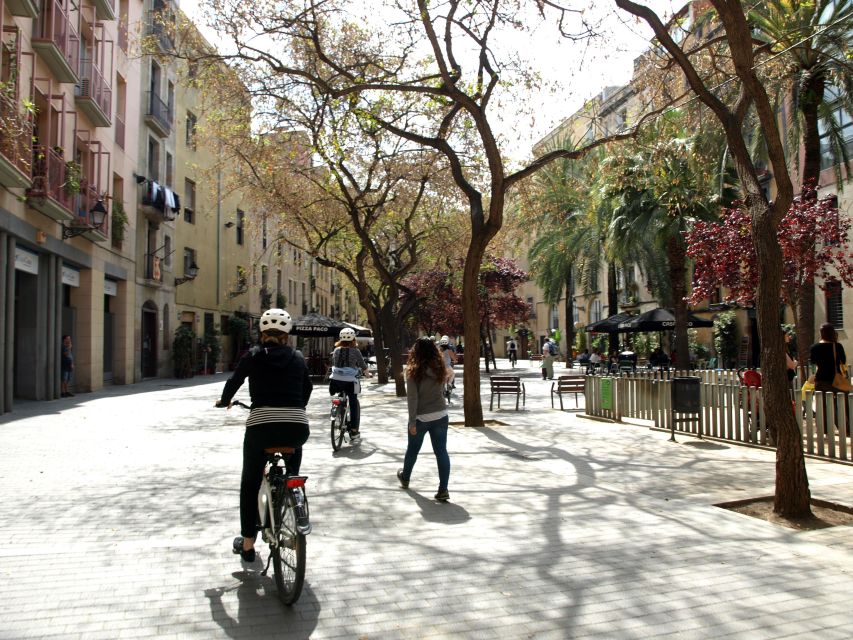 Barcelona 3 Hour Daily Electric Bike Tour - Sagrada Familia: the major first impression