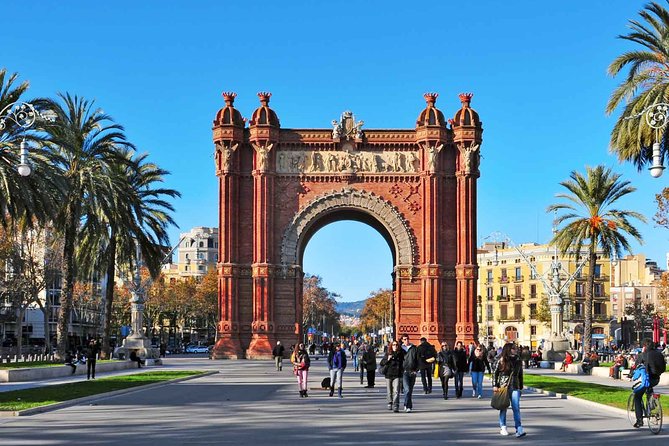 Barcelona Bike Highlights & Sagrada Familia Small Group Tour - How the audio guide changes the visit