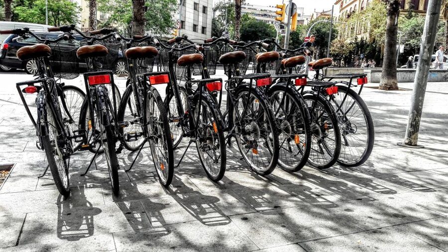 Barcelona: Bike Rental with Delivery and Pickup - Choosing between a classic bike and an e-bike