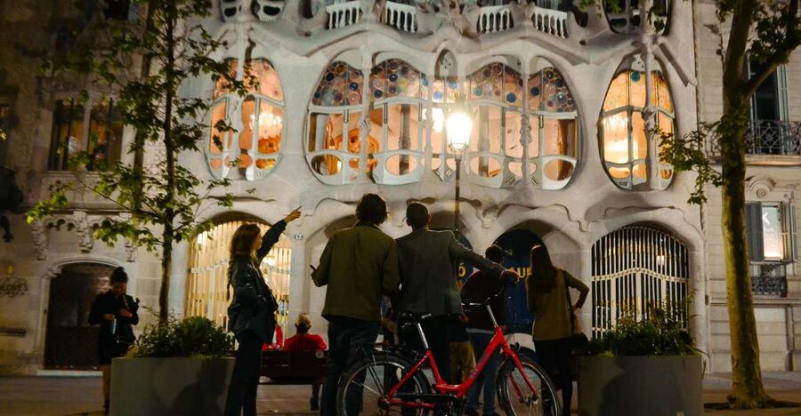 Barcelona Bike Tour by Night with Cava - From Las Ramblas to the Old Port