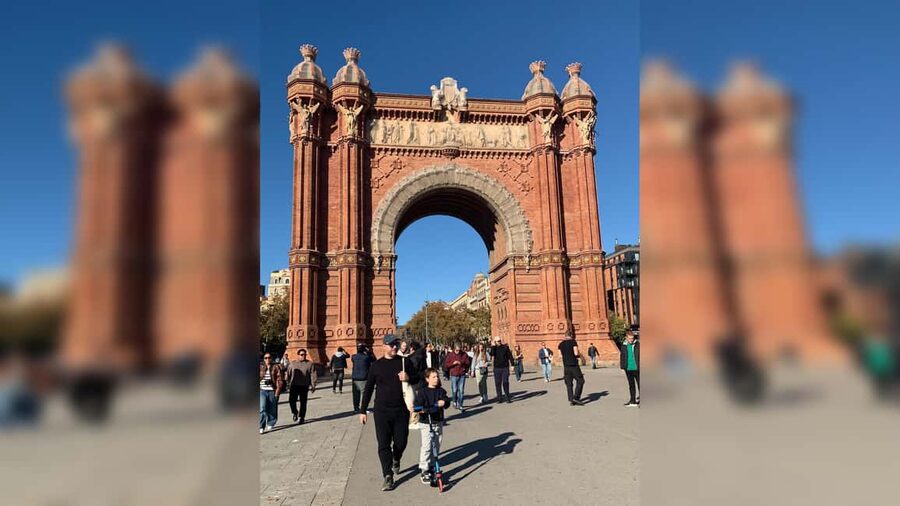 Barcelona Bike Tour: Iconic Sights & Hidden Spots - Why a bike is smart in Barcelona