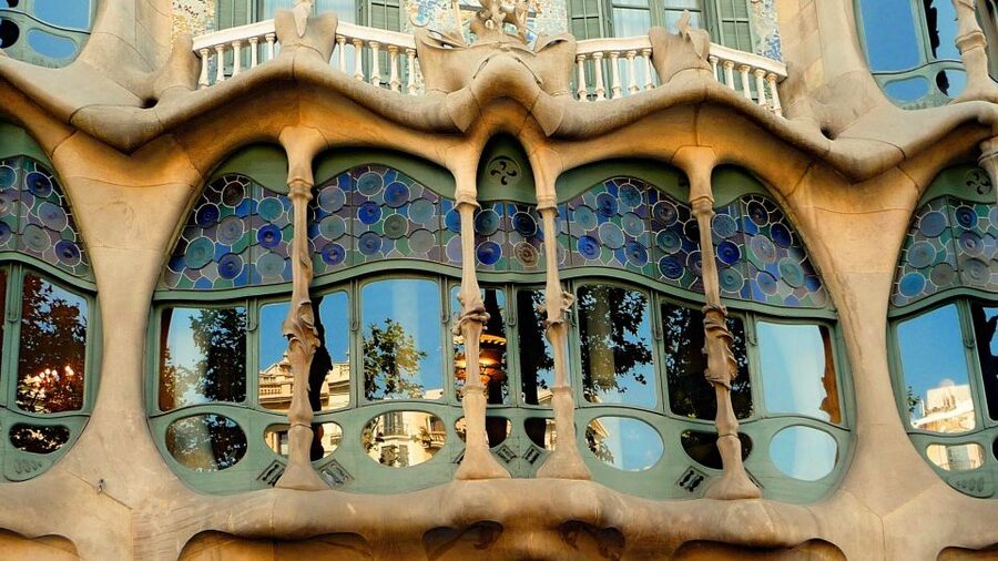 Barcelona: Bike Tour & Sagrada Familia Skip-the-Line Tickets - Through the Gothic Quarter by bicycle