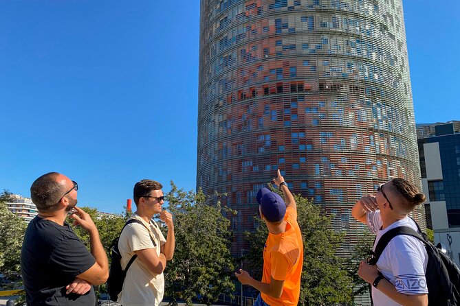 Barcelona bike tour with French guide 20-ТOP, bike/eBike - The Sagrada Familia stop