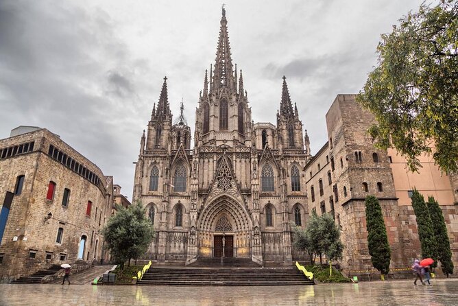 Barcelona e-Bike Tour: Gaudí & Old Town Small Group - The Barcelona e-Bike Tour at a Glance