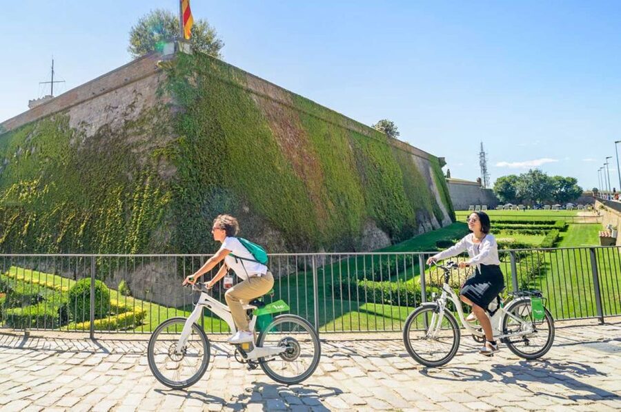 Barcelona: E-Bike Tour with Montjuic Cable Car & Boat Ride - Beach cycling and the Gothic Quarter finish
