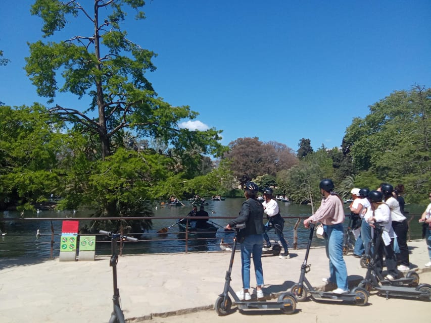 Barcelona: e-scooter and Bike tour - Sagrada Família in a short city stop