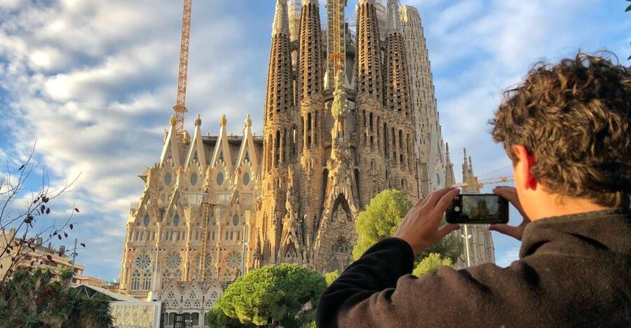 Barcelona: Guided Bike or E-Bike City Tour - Starting beside the fountain in Plaça Reial
