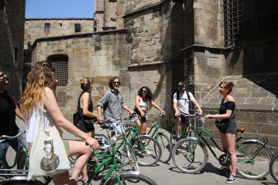 Barcelona: Guided Bike or E-Bike City Tour - Arc de Triomf and a break in Ciutadella Park
