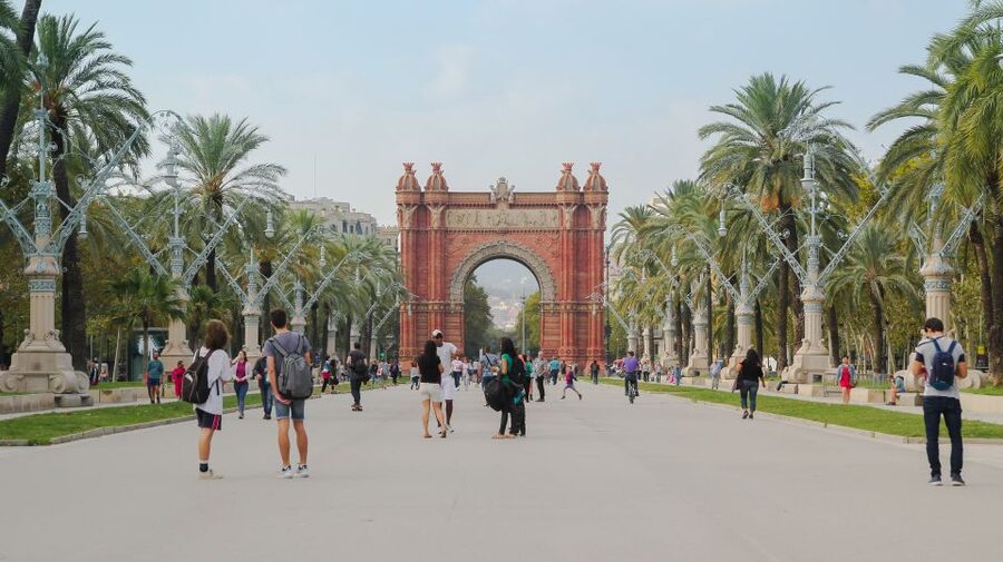 Barcelona: Guided Bike or E-Bike City Tour - What the guides add to the ride