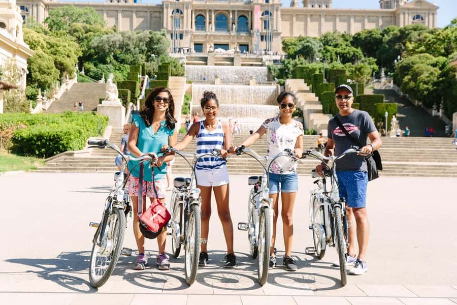Barcelona: Guided Highlights Bike or eBike Tour (3 Hours) - Barcelona Cathedral and Palau de la Música