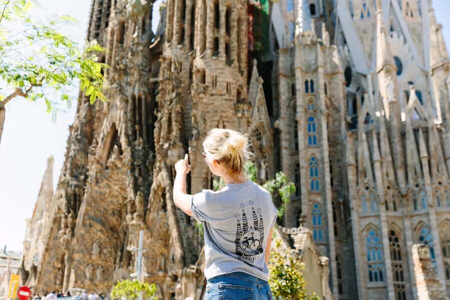 Barcelona: Guided Highlights Bike or eBike Tour (3 Hours) - How the small group changes the experience